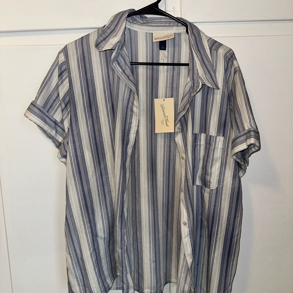 Universal Thread Blue and White Striped Casual Button Down Shirt